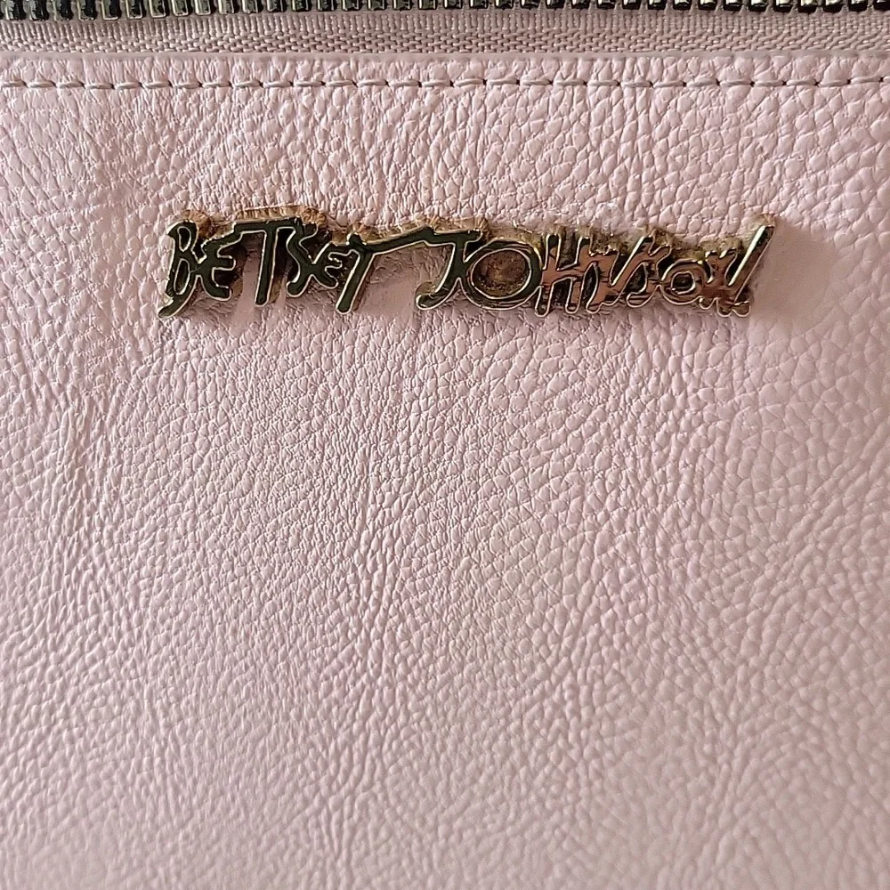 🩷🩷Betsey Johnson Pink Crossbody Bag with Gold Chain🩷🩷 - Picture 2 of 7